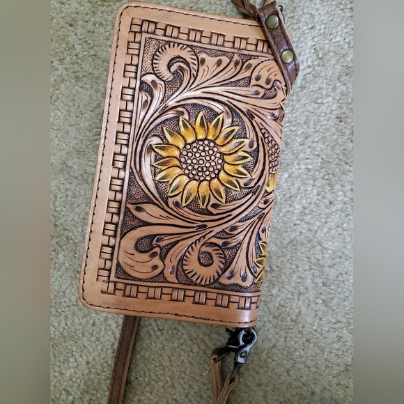 Dodi Jo's Handmade Leather Wristlet/Crossbody Sunflower Wallet - Picture 3 of 15
